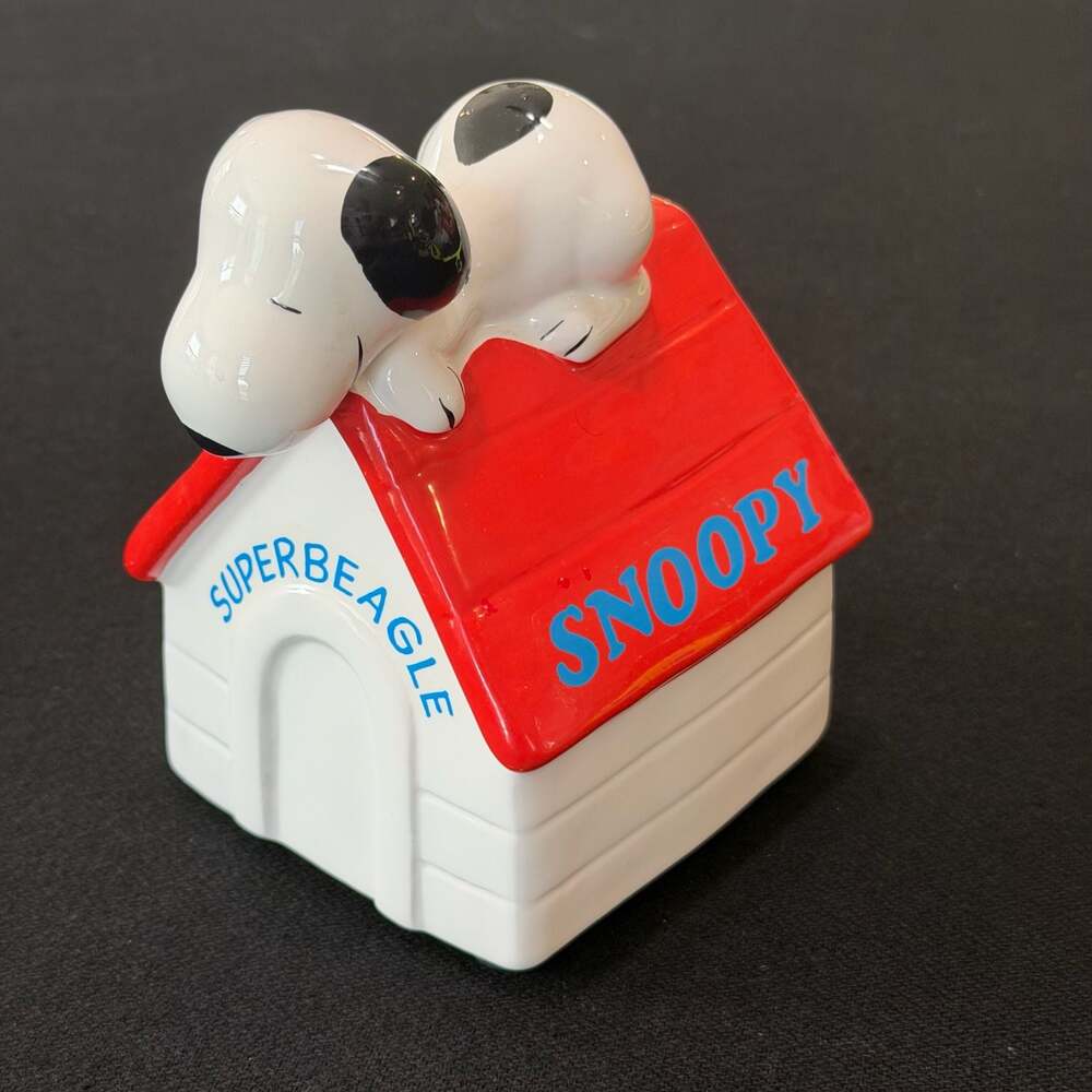 Vintage 1988 Willitts Peanuts Snoopy 'Super Beagle' Ceramic Musical Figurine